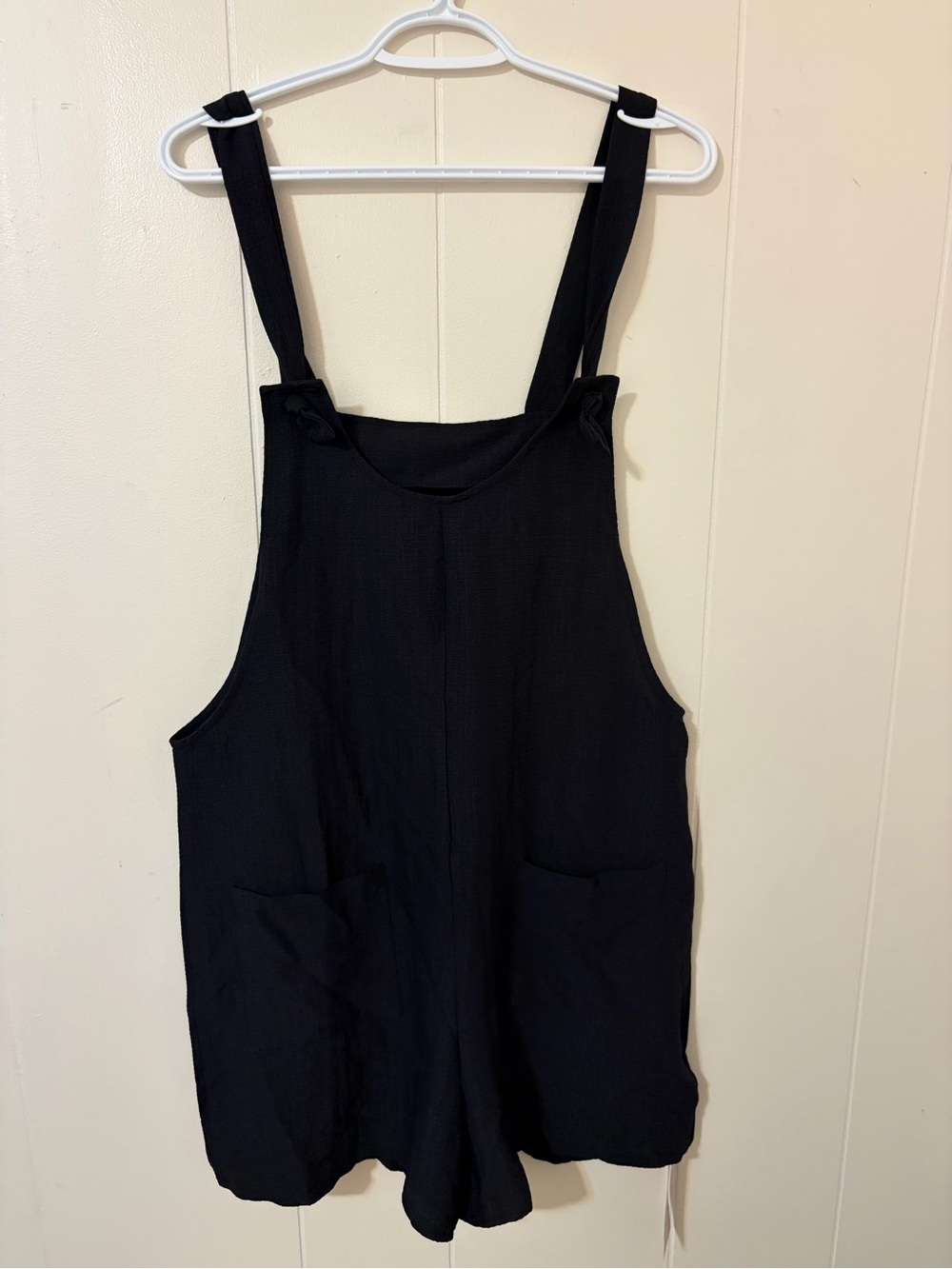 Black Women’s Strap Romper - SHEIN size L